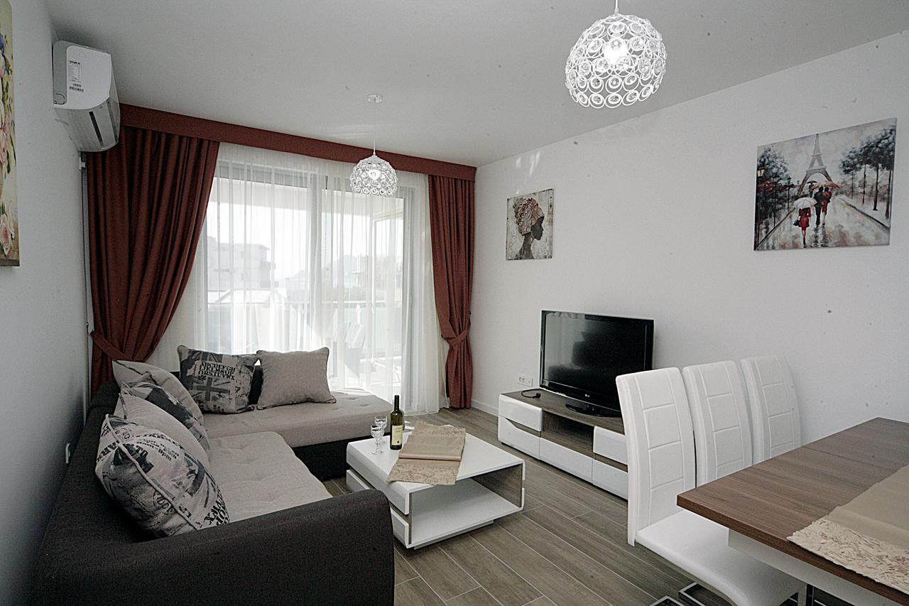 Sea Star Apartment Dobra Voda Extérieur photo